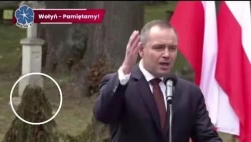 W Polsce podczas uroczystości upamiętniających rocznicę tragedii wołyńskiej ukraińskie groby zasłonięto siatkami maskującymi