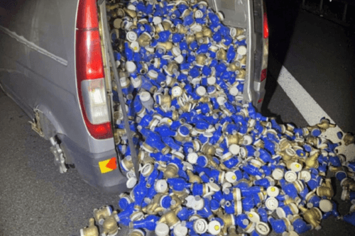 Mercedes Vito z 4 tonami wodomierzy na pace zablokował autostradę